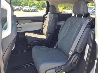 2022 Kia Carnival LX FWD